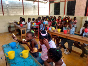 Alimentar a un niño o niña es tarea difícil en Haití