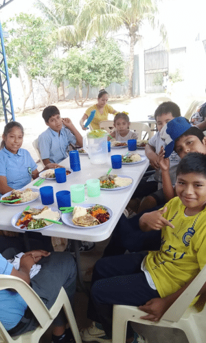 comedor social en bolivia esta alimentado a niños desnutricion