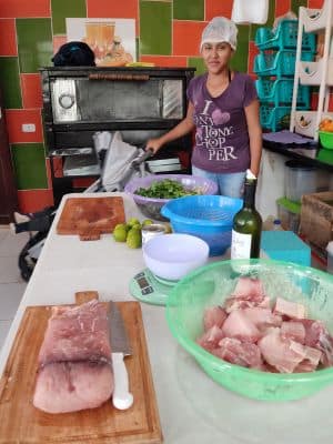 Chary ayudando en la cocina