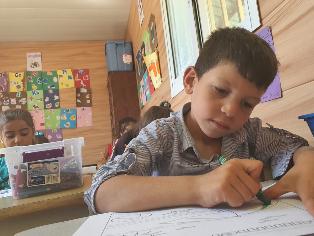 nino escribiendo amadrina padrino scaled e1684840961740
