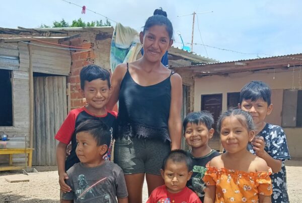 niños en comedor sociales porque no tienen alimentos en sus casas